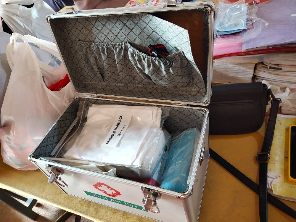 Førstehjelpsutstyr og menstruasjonskopper til Public School